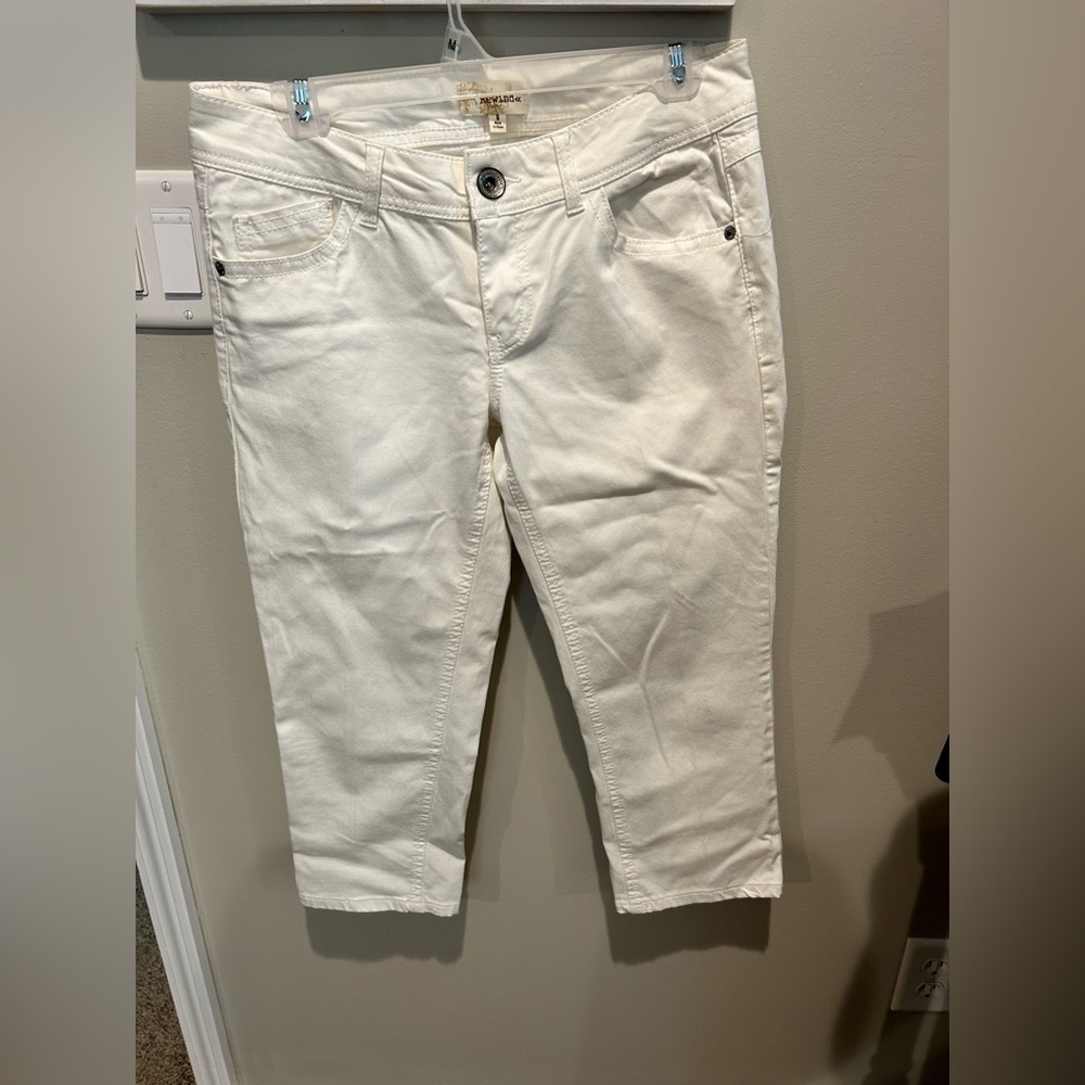 Rewind White Crop Jeans. Sz.8 GUC. There’s a small stain on the back of one leg.